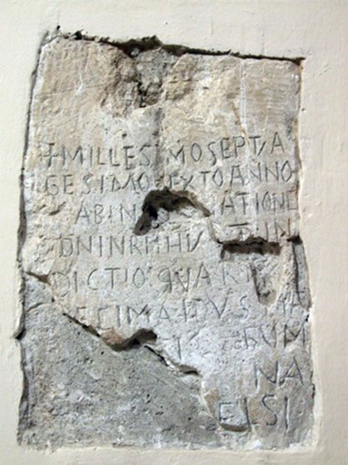Cattedrale di Trivento, iscrizione collocata all'inizio della navata centrale sopra l'acquasantiera